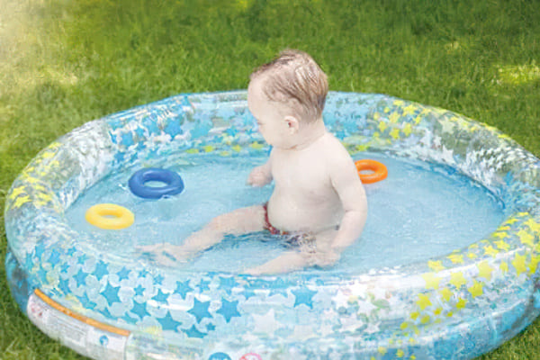 夏はプールを置いてキッズテラスに