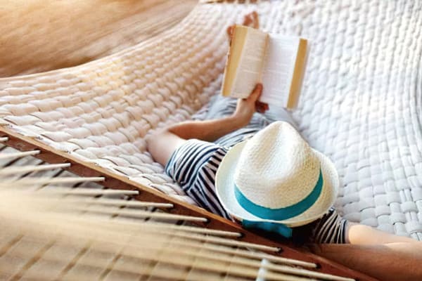 秋の空の下で読書をする贅沢